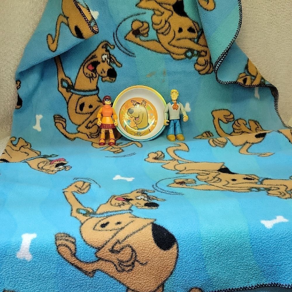 Hanna Barbera Scooby Doo Velma & Fred Figures, Bowl, Dvd And Blanket